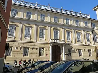 Corps central de la façade.