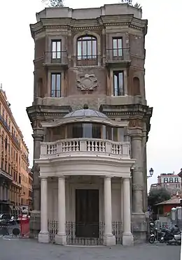 Vue latérale du palais Zuccari de Rome.