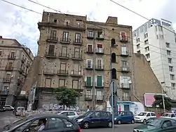 Un ancien bâtiment de la période de la réhabilitation de la Via Nuova Marina (it)