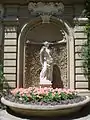 Fontaine dans le jardin.