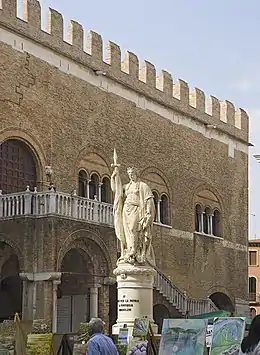 Le Palazzo dei Trecento et le Monumento dell'indipendenza.