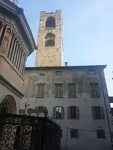 Façade sur la Piazza del Duomo et le Campanone.