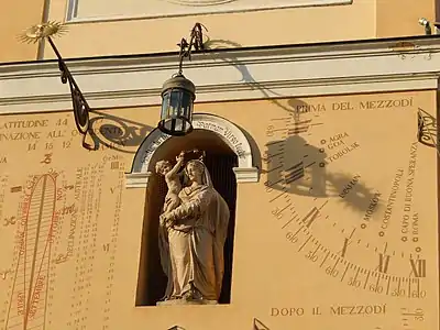 La statue de la Vierge Couronnée et les cadrans solaires.