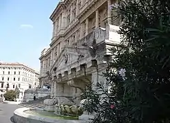 Fontaine devant le palais