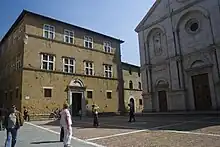 Le palais épiscopal à gauche du Duomo.