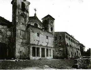 Photographie ancienne en noir et blanc d'une façade d'église entourée de deux campaniles.