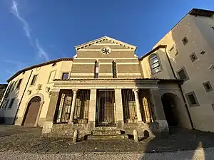 Photographie prise de face et en contre-plongée de la même façade.