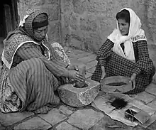 Mouture du café au pilon en Palestine (1905).