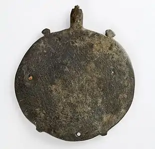 Palette à fard en forme de tortue, traces d'abrasion. Nagada II-III. Schiste D. 8 cm.Musée des Beaux-Arts de Lyon
