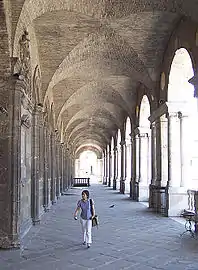 Sous les arcades.