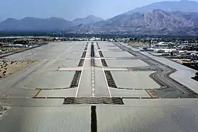 "Short Final Runway 13 Right" - Aéroport international de Palm Springs, approche finale sur la piste 13R.