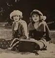 Corliss Palmer et Allene Ray dans le film Fame and Fortune Contest (1920).