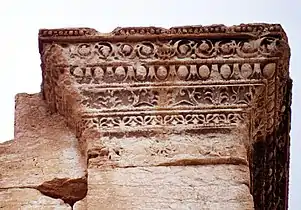 Détail du chapiteau sculpté et ornementé de l'un des pilastres du Temple de Bêl, à Palmyre; dans une ornementation orientale typique de la région.