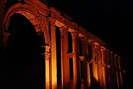 Une partie de la grande colonnade la nuit.