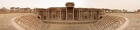 Vue panoramique du théâtre depuis la  cavea avant la destruction du milieu du mur de scène.