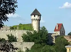 Les fortifications entourant le château.