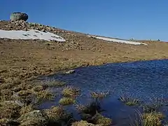 Petit lac sur le plateau sommital occupant le creux laissé par une ancienne palse.