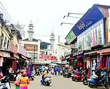 Le Paltan Bazar, allée commerçante de la ville.