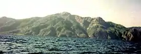 Vue du Rokatenda depuis la mer.