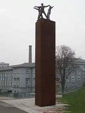 Le mémorial est probablement implanté là où se trouvait un virage en épingle, à l'endroit même où eut lieu l'attentat du 27 mai 1942. Depuis, l'ancienne intersection des avenues a été réaménagée avec des rampes d’accès.