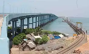 Le pont Annai Indira Gandhi (à gauche) et le pont de Pamban  (à droite) en 2015.