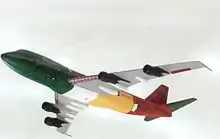 Représentation de l'avion vu du dessous avec des couleurs et des lignes indiquant les parties qui se sont détachées.