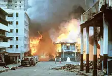 Immeubles en feu durant l'invasion du Panama par les États-Unis en 1989