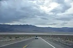 Vue de la California State Route 190 dans la Panamint Valley.