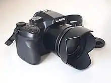 Description de l'image Panasonic Lumix DMC-FZ300, front with lens hood.jpg.