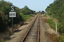 panneau "GARE" et pancarte "S" en ligne près de Plouharnel sur Auray - Quiberon.