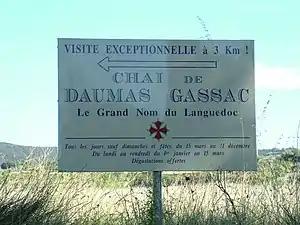 Panneau indicatif du chai du mas de Daumas-Gassac.