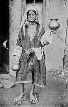 Phéran porté par une femme pandit en 1922 par Vishwanath