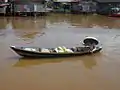 Une vendeuse ambulante padukuhan dans son bateau