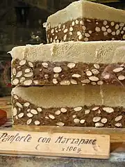 Panforte au massepain dans un magasin de San Gimignano.