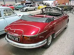 Photo d'un cabriolet bordeau exposée dans un musée.