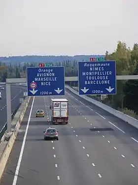 Panneau de présignalisation d’affectation de voies avant la bifurcation A7 / A9 près d'Orange (Vaucluse).