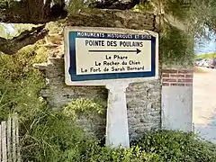 Panneau Michelin “Monuments historiques et sites” situé à l'entrée du site de la pointe des Poulains à l'extrémité nord-ouest de Belle-Île-en-Mer, sur la commune de Sauzon.