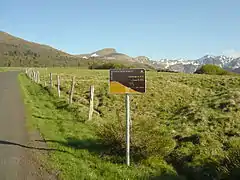 À chaque kilomètre, un panneau indique le pourcentage du kilomètre suivant ; ici sur le versant ouest.