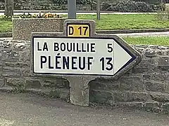 À Hénanbihen, sur la D 17.