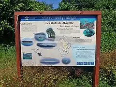 Panneau de réglementation environnementale à destination des usagers des îlots de Mayotte.