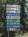 Panneaux routiers bilingues italien-français à Aoste (avenue Frédéric-Chabod).