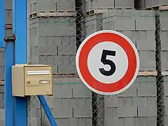 5 km/h à l'entrée d'une boutique de matériaux de construction, Pont-l'Abbé-d'Arnoult, Charente-Maritime.