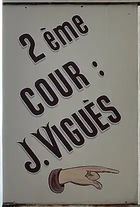 Voir la plaque.