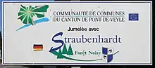 Panneau blanc où est inscrit "Communauté de communes du canton de Pont-de-Veyle jumelée avec Straubenhardt Forêt Noire".