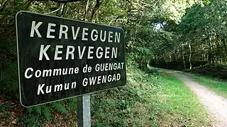 Panneau bilingue français / breton Kerveguen / Kervegen (commune de Guengat).