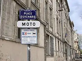 Voir la plaque.