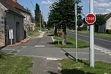 Panneau stop sur une piste cyclable