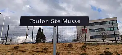 Panneau Toulon Ste Musse présent sur la voie 1 (direction Hyères/Nice).
