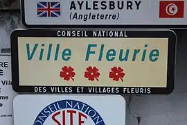 Panneau Ville fleurie avec les trois fleurs.