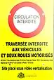 Panneau informant de l'interdiction de circuler à certains véhicules sur la place Jean-Jaurès. Il indique :  « Circulation interdite. Traversée interdite aux véhicules et deux-roues motorisés. Art. R 412-7 2 du Code de la route / R110-02 du Code de la route / R311-1 du Code de la route réprimé par Art. R412-7 3 du Code de la route - 135 euros Site placé sous vidéo verbalisation ». En bas au centre se trouve le logo de la ville de Marseille ainsi que ses armoiries.